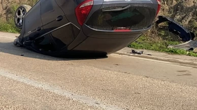 Bursa’da virajı alamayan otomobil kayalara çarptı: 2 yaralı