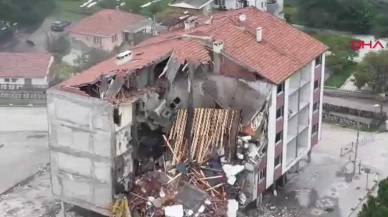 Sındırgı'da deprem sonrası yüksek katlı binalara traşlama ve kat düşürme işlemi başlatıldı!