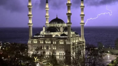 Zonguldak'ta şimşekler geceyi aydınlattı