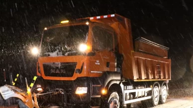 Erzincan’ın yükseklerinde gece kar sürprizi: Geçitlerde kar küreme çalışması yapıldı
