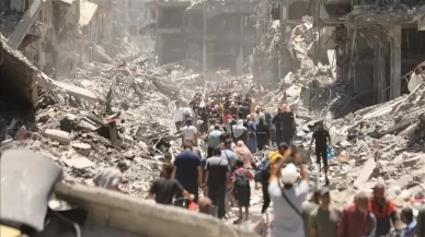 Gazze’de yıkılan iki evin enkazından 14 Filistinlinin cenazesi çıkarıldı