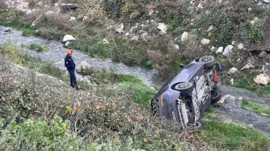 Bolu'da dereye devrilen otomobildeki 2 kişi yaralandı