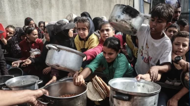 Gazze'de bir tabak yemek için metrelerce kuyruk oluşturdular