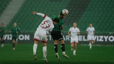Sakaryaspor, 10 kişiyle beraberliği kurtardı