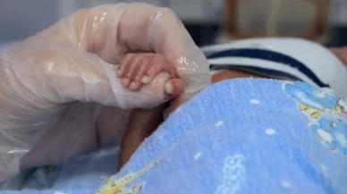 Prematüre ikiz bebekler, sağlık çalışanlarının "şefkat nöbeti" ile hayata tutundu
