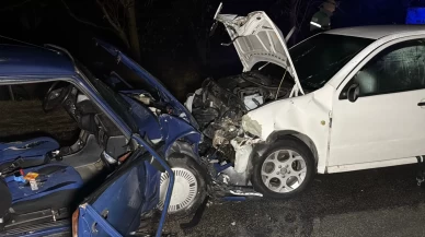 Eskişehir’de iki otomobil kafa kafaya çarpıştı