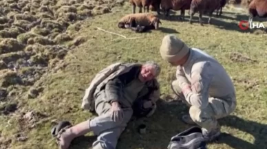 Sisler içinde kaybolan çoban 160 koyunuyla kurtarıldı!