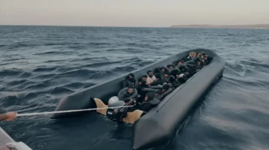 İzmir açıklarında sürüklenen lastik bottaki 34 düzensiz göçmen kurtarıldı