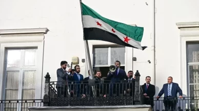 Suriye bayrağı, Londra'da göndere çekildi