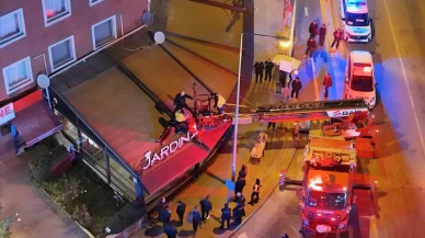 2’nci kattan kafenin tentesine düşen şahsı itfaiye aşağıya indirdi