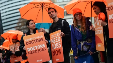 Londra’da asistan doktorlar beş günlük greve başladı