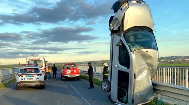 Tekirdağ’da hafif ticari araç bariyerlere çarpıp dik kaldı: 2 yaralı