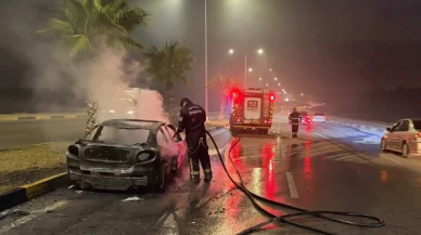 Seyir halindeki otomobil alev aldı: Sürücü son anda kurtuldu