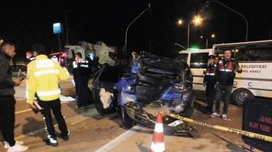 TIR kırmızı ışıkta bekleyen otomobile çarptı, 1 ölü 3 yaralı