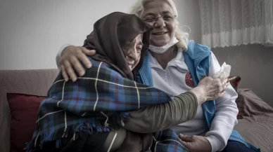 Yaşlıların evini diş kliniğine çeviriyor, bakıma muhtaç hastalara konfor sağlıyorlar