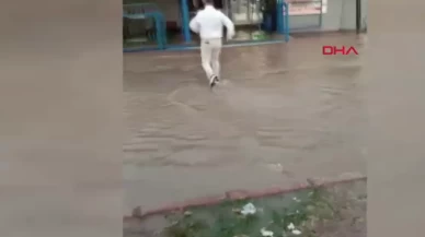 Adana’da sağanak yağış hayatı felç etti