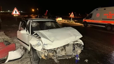 Uşak'ta iki otomobil çarpıştı: 10 kişi yaralandı