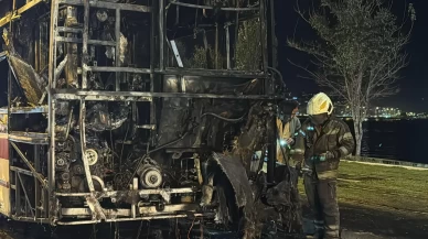 İzmir'de seyir halindeki belediye otobüsü yandı