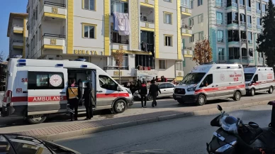 Apartman girişinde yanan motosiklet panik yarattı!