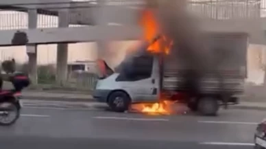 D-100’de kamyonet alev alev yandı: Araç metal yığınına döndü