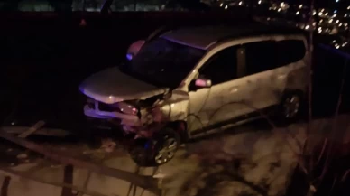 Osmaniye’de virajı alamayan otomobil evin damına düştü: 4 yaralı