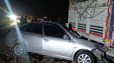 Adana Kozan’da otomobil kamyona çarptı: 2 yaralı