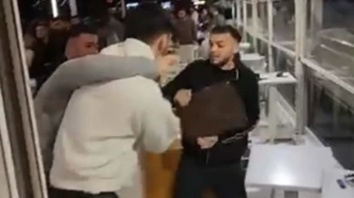 Mersin’de kafede gençler arasında kavga: Tekme tokat saldırı kamerada