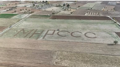 Acıpayam'lı çiftçi traktörüyle MHP ve Üç hilali işledi