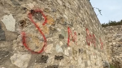 Amasra Kalesi’nin duvarlarını sprey boyayla boyadılar!