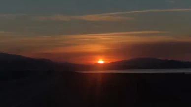 Van'da büyüleyici günbatımı: Gökyüzü kızıla boyandı