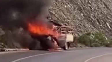 Hatay’da seyir halindeki kamyonet alev aldı: Araç kullanılamaz hale geldi