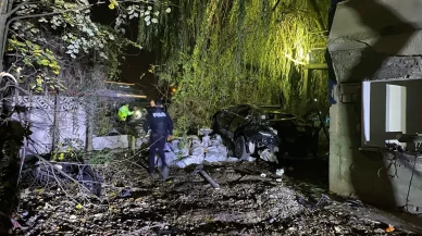 İki otomobil köprüde çarpıştı: Bariyerleri aşan araçlar iş yeri bahçesine uçtu; 1 ölü, 4 yaralı