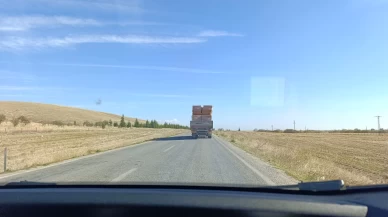 Tırın taşıdığı tuğlalar ile tehlikeli yolculuğu kamerada