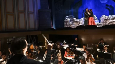 "Lucia di Lammermoor" operasında kostümler, dizi karakterlerinden esinlenilerek tasarlandı
