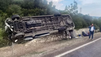 İzmir'de turistleri taşıyan minibüs devrildi