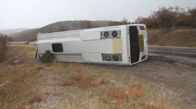 Konya’da öğrenci servisi devrildi!