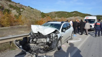 Otomobil hafriyat kamyonuna çarptı: 3 yaralı