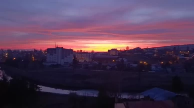 Kars'ta gökyüzü kızıla büründü