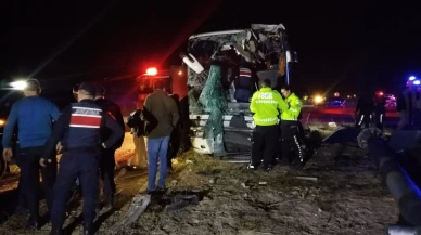 Denizli'de minibüs yolcu otobüsüyle çarpıştı