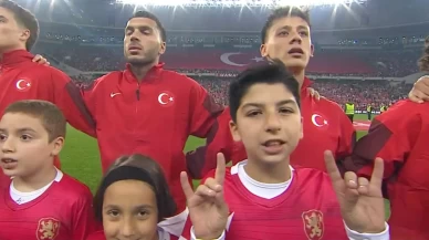 Millilerle seremonide yer alan çocuklardan ‘kurt’ işareti