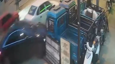 Adana’da otomobil kaldırımdaki motosikletlere daldı: Kaza anı kamerada