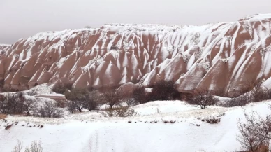 Kapadokya’da mevsimin ilk karı peribacalarını beyaza bürüdü: Masalsı manzaralar turistlerin ilgisini çekti