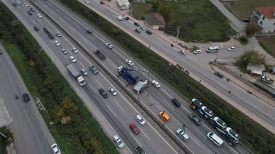 Anadolu Otoyolu'nda tır ile çarpışan kamyonet devrildi