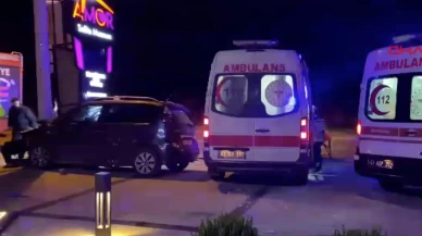 Kocaeli’de hafif ticari araç direğe çarptı: 5 yaralı