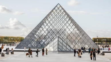 Louvre Müzesi'nde yeni skandal: Mısır bölümündeki 400 nadir kitap zarar gördü!