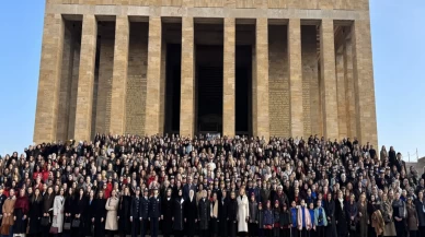 Bakan Göktaş, kadınlarla birlikte Anıtkabir'i ziyaret etti