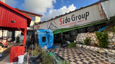 Antalya'da şarampole devrilen TIR bir eve çarparak durabildi!