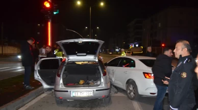 Aksaray’da ‘dur’ ihtarına uymayan alkollü sürücü makam aracına çarparak yakalandı