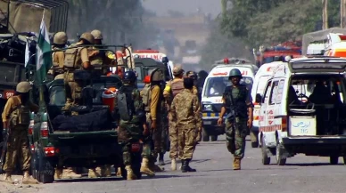 Pakistan'da polis aracına bombalı saldırı