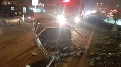 Hatay'da tırla çarpışan Tofaş ikiye bölündü